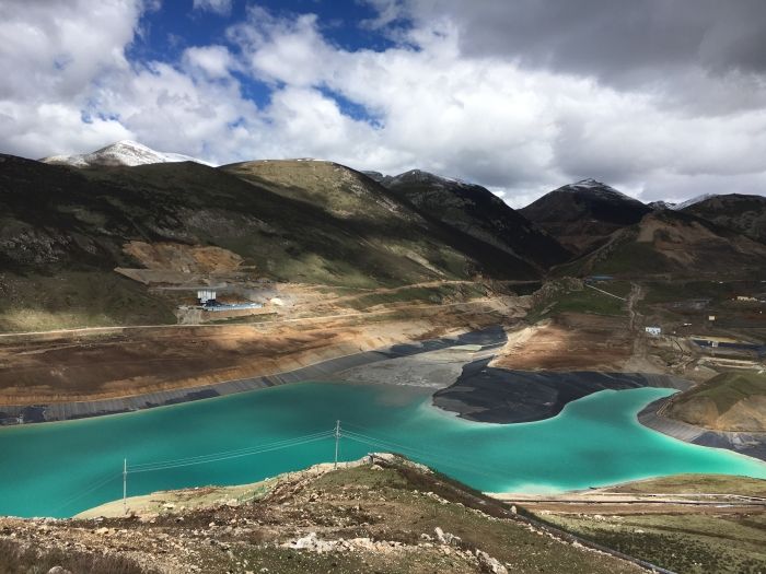 危(wei)廢填(tian)埋區(qu)鋪設(she)HDPE防滲(shen)土工(gong)膜的(de)施工(gong)流程(cheng)