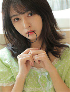 美女猫吹泡泡